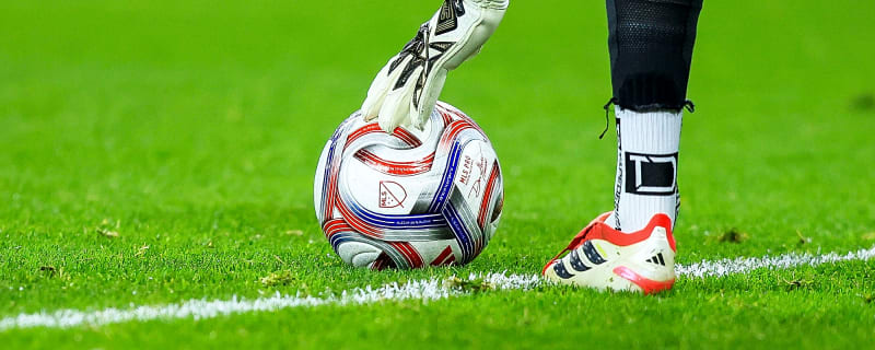 Sources: Man United and Liverpool targeting in-form ‘Number 6’ to rebuild their midfield