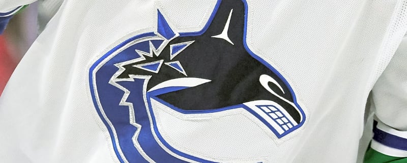 Canucks acquire centre Ilya Safonov from Blackhawks for future considerations