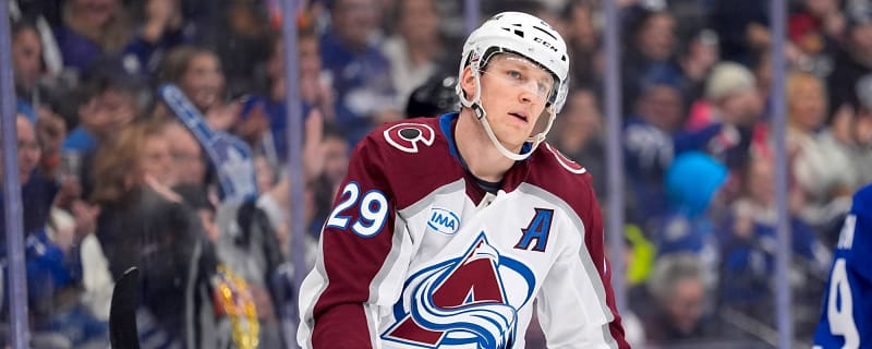 Nathan Mackinnon and Avalanche cruise past Red Wings