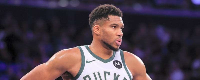 Giannis Antetokounmpo leaves game with a concerning injury
