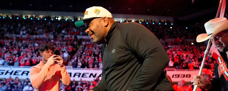 Cormier Scolds Corner During UFC Vegas 120 Broadcast