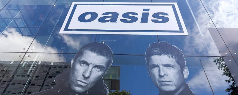 Oasis kicks off reunion tour, the Gallaghers&#39; first performances together since 2009