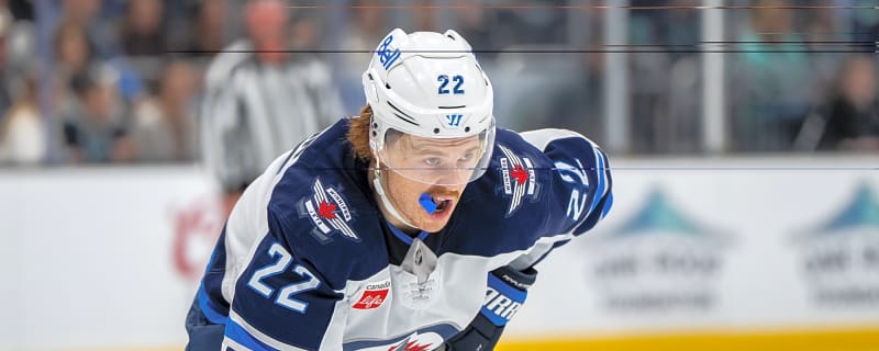 Red Wings sign longtime former Jets center