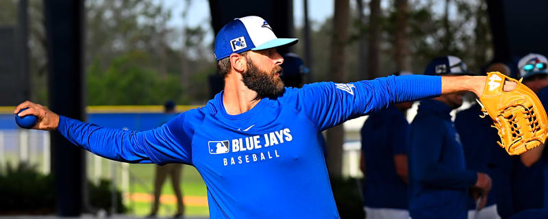 Blue Jays select veteran reliever's contract