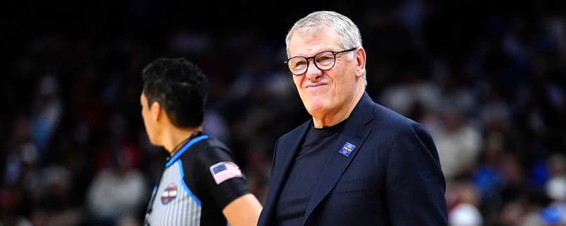 South Carolina fans sent Geno Auriemma a clear message