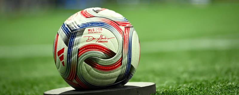 Manchester United lead race to sign 26-year-old midfield powerhouse