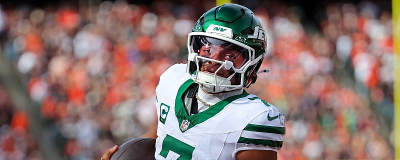 Justin Fields silences critics from within, leads Jets to first win