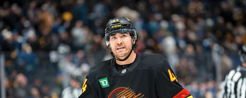 Report: Sharks may flip Kiefer Sherwood in deadline trade