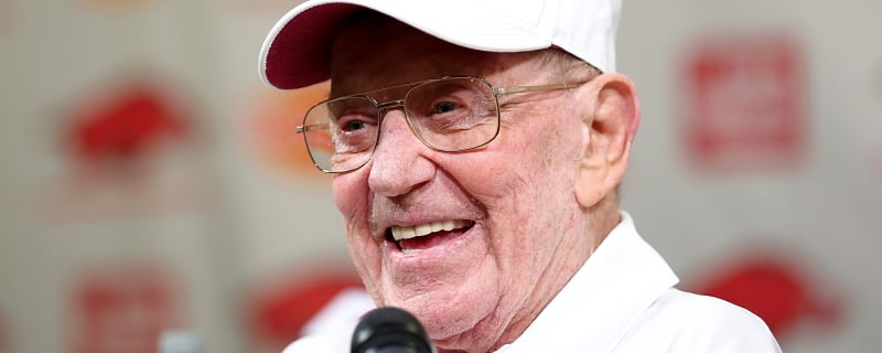 Sports world pays tribute to Lou Holtz after his death