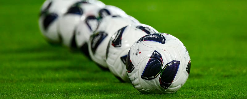 Manchester United set to extend contract of left-back