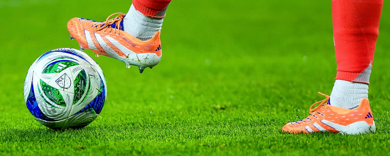 Man City & Man United involved in transfer battle for attacking midfielder