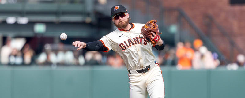Braves claim infielder off waivers from Giants
