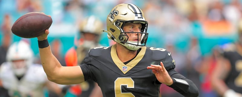 Saints deal huge loss to Bucs with help from Shough's legs