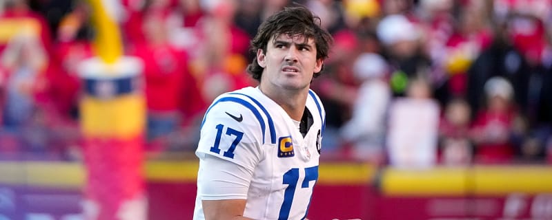 Daniel Jones is playing through a serious leg injury