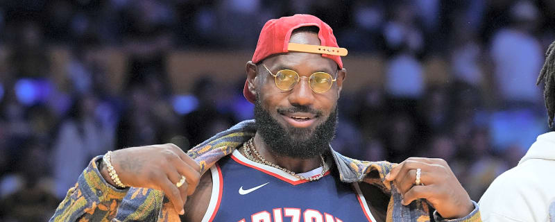 LeBron James finally back on court as Lakers weigh Tuesday return