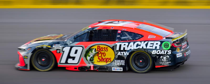 Pit Road Trouble: Briscoe’s Slow Stop Hands Away the Lead