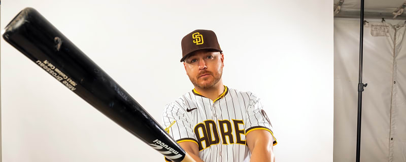 Padres release struggling infielder