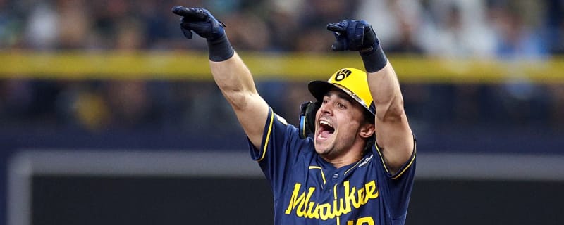 Brewers' Sal Frelick celebrates World Series with Lambeau Leap at Packers game