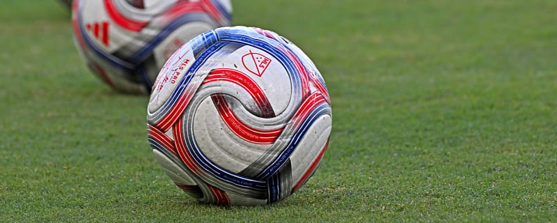 Liverpool winger officially signs for Manchester United