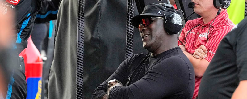 Charlie Sheen Reveals Michael Jordan&#39;s Epic Reaction To Beating Him In 2-On-1 Game