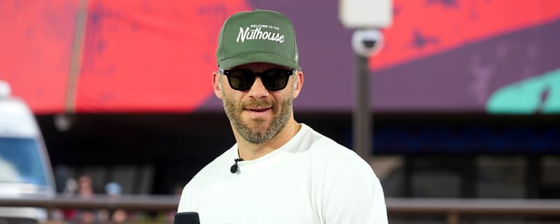 'He’s Only Eating Avocado or Deer Poop': Julian Edelman Compares Tom Brady to LeBron James on Peak Fitness