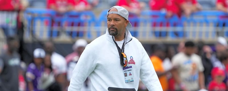 Bucs OLBs Coach Larry Foote Is On Track To Be A Future Head Coach