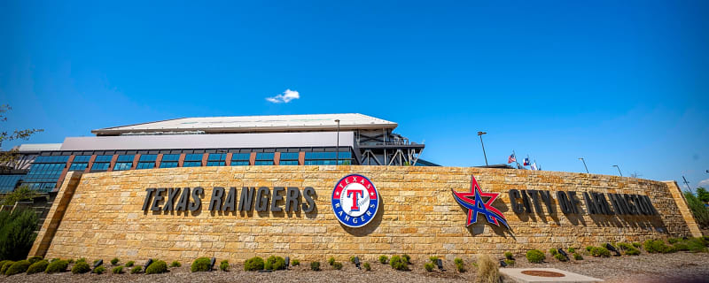 Rangers to promote outfielder Alejandro Osuna