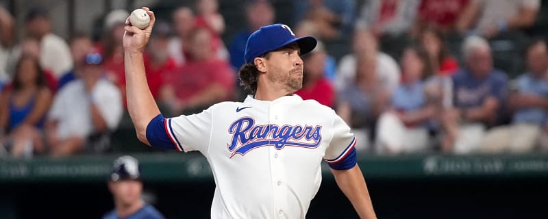 Jacob deGrom fans 8 as Rangers hold off Red Sox