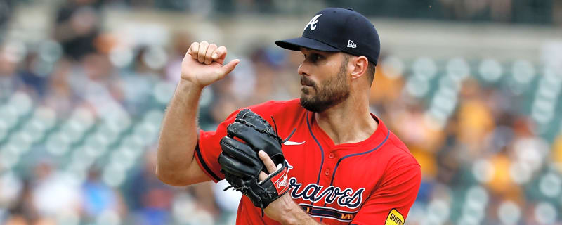 Braves make surprising decision on Tyler Kinley’s option