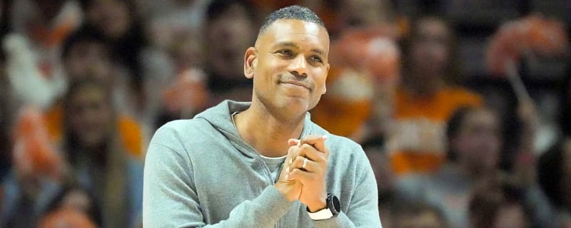 Ex-New York Knicks star Allan Houston names the 90s player who stood out most along with Michael Jordan