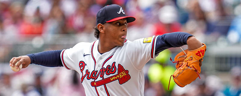 Braves Select Martín Pérez, Option Didier Fuentes