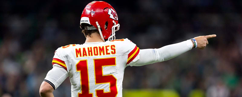 Which future Hall of Famer has Patrick Mahomes been chatting with?