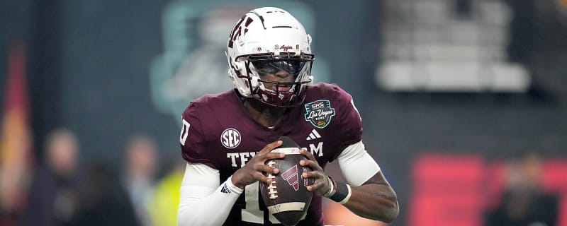 Johnny Manziel giving advice to Texas A&M QB Marcel Reed