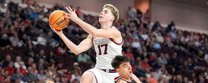 Watch: Gonzaga player crashes into a cheerleader and gets hilariously distracted