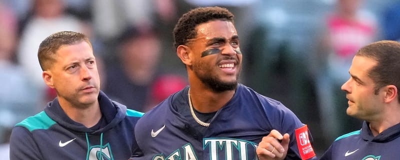 Mariners' Julio Rodriguez helped off field following apparent injury