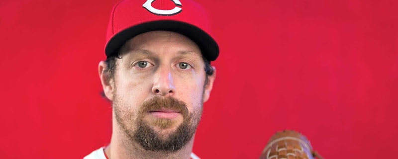 Mariners sign veteran righty reliever to a minor league deal