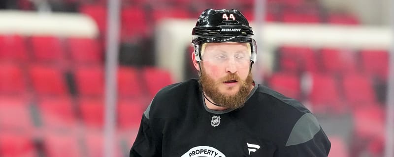 Hurricanes’ Deslauriers signs contract extension on stage at Stanley Cup parade