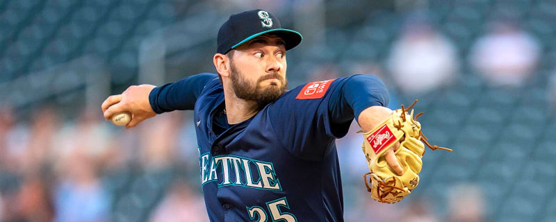 Veteran righty reliever clears waivers, elects free agency