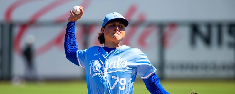 Royals select contract of lefty Andrew Hoffman