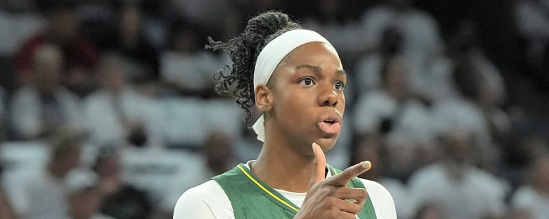 Dominique Malonga throws it down with authority during Unrivaled game