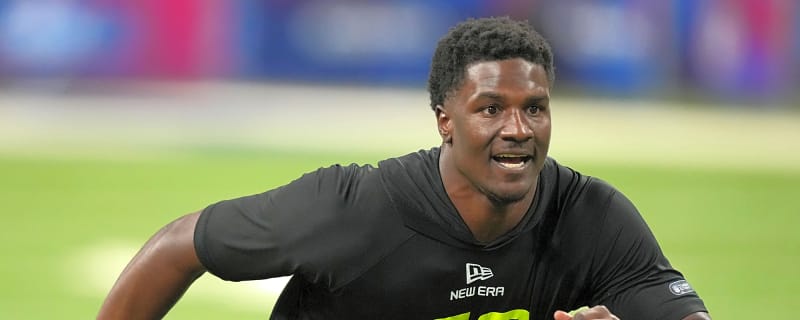 Tennessee DE James Pearce Visiting With 49ers