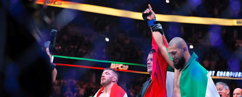 Undefeated Khamzat Chimaev Won’t Lose Next Fight, Says Dricus Du Plessis to the Middleweight Division