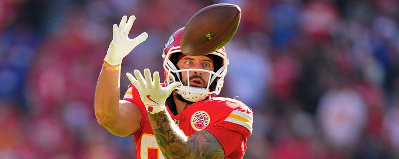 Chiefs’ Noah Gray somehow makes a catch while going unconscious