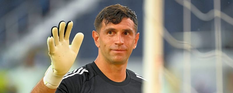 Fabrizio Romano clears Manchester United’s stance on Senne Lammens vs Emiliano Martinez