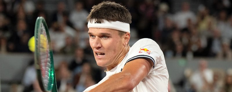 'You're supposed to bring in your mum at that stage': Andre Agassi laments Jakub Mensik using mental coach last minute during French Open semi-final