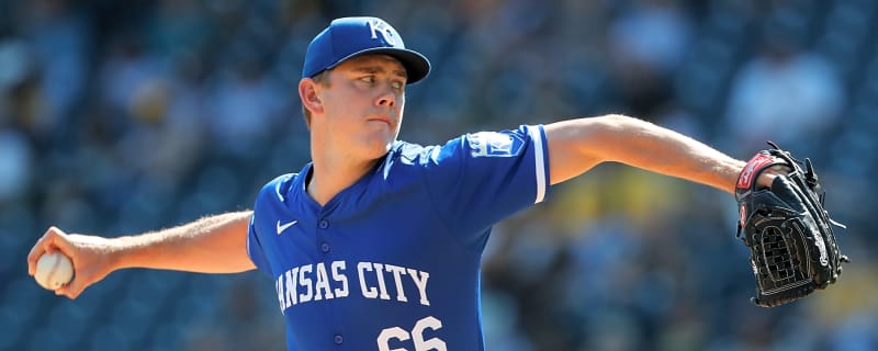 Royals avoid arbitration with righty James McArthur