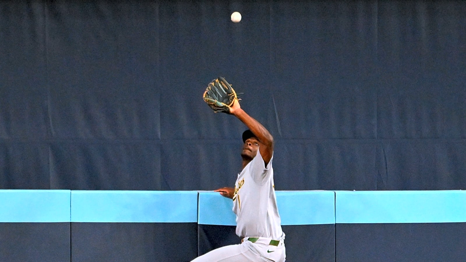 Denzel Clarke robs home run with amazing Spiderman catch