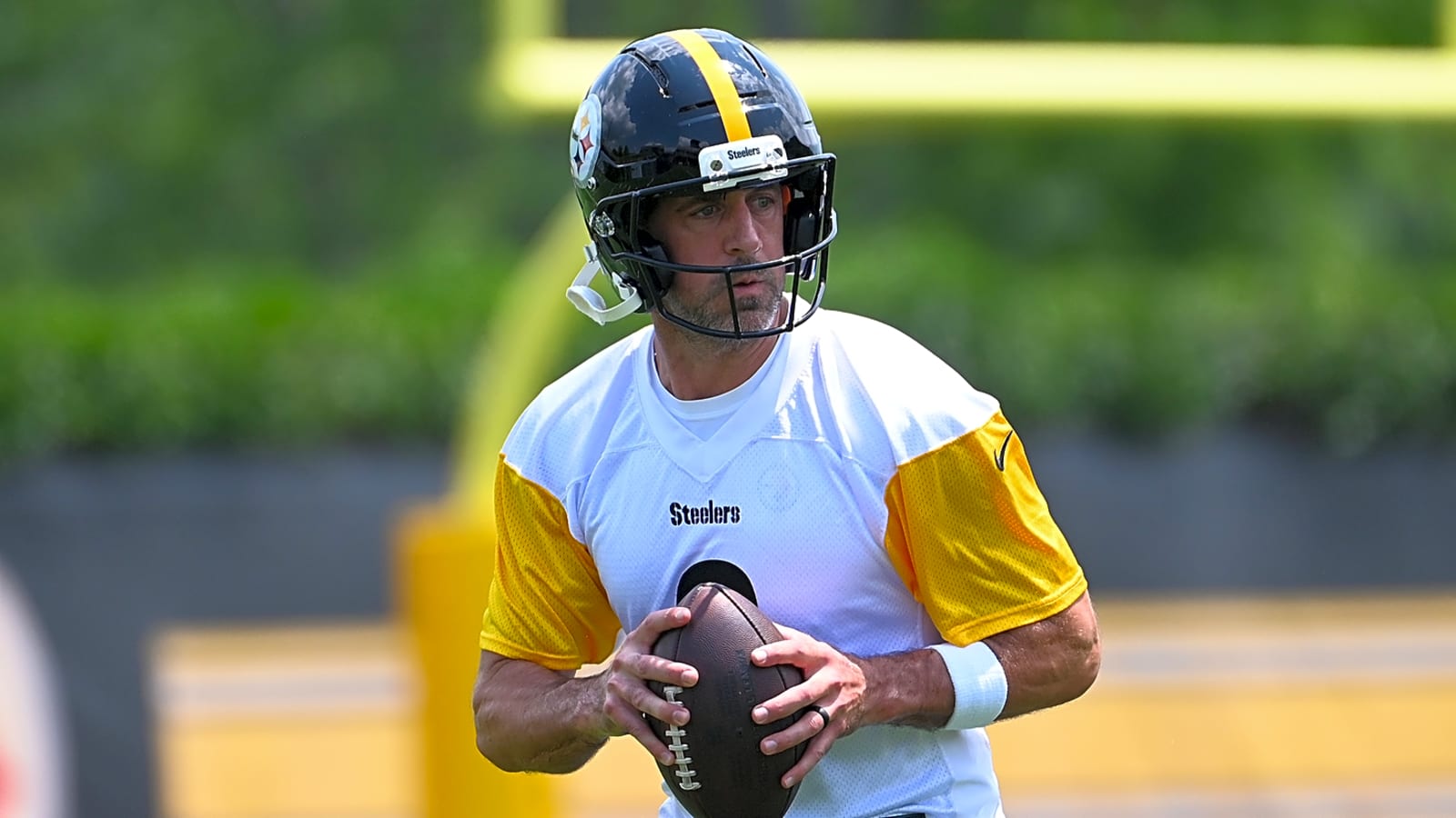 Steelers Legend Thinks Aaron Rodgers On Verge of Retiring