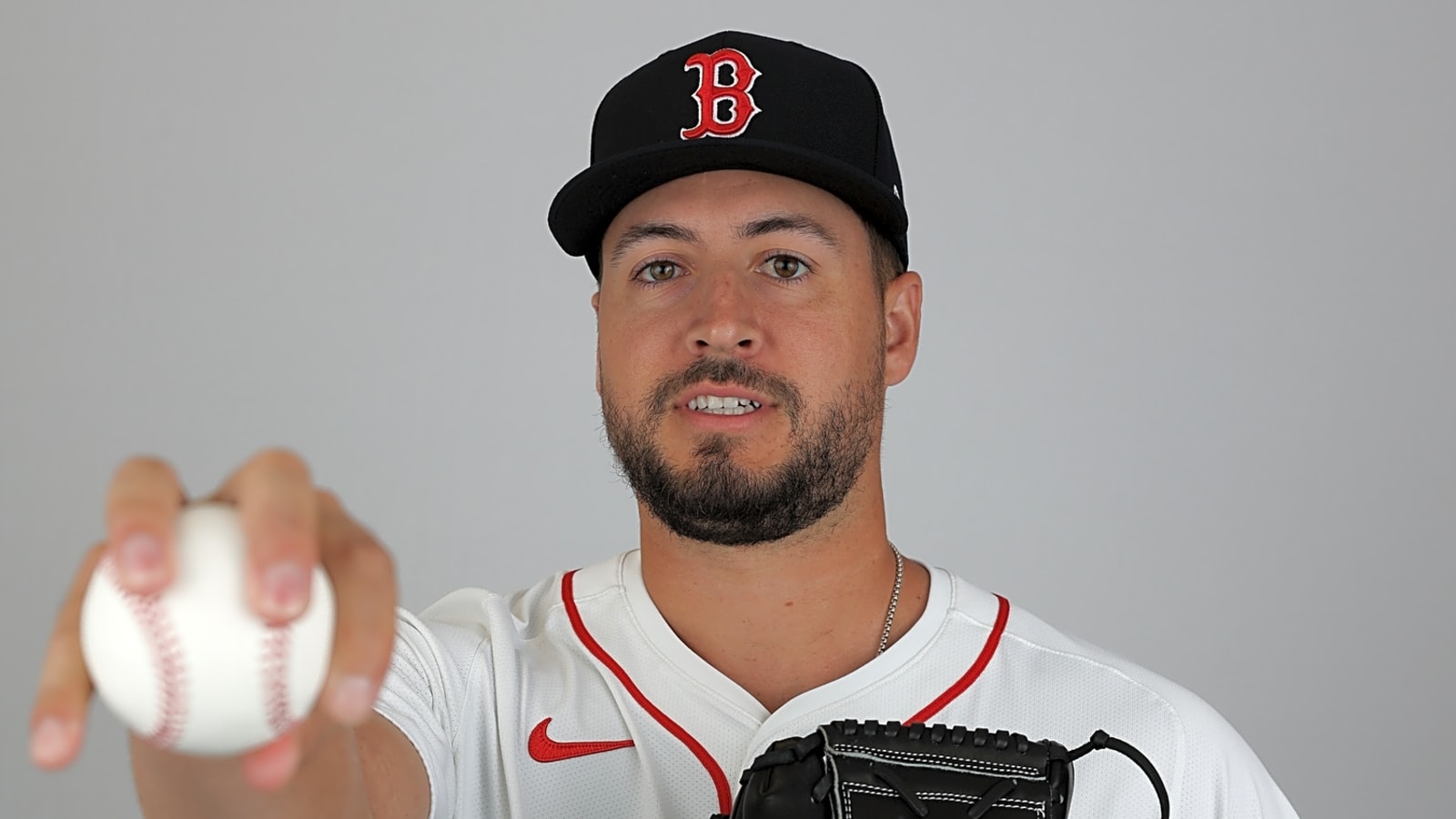 Reds acquire right-hander from Red Sox