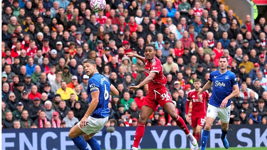 Ryan Gravenberch injury worry as Koeman explains sudden substitution